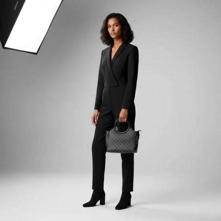 Combinaison Noire Élégante avec Sac à Main de Designer